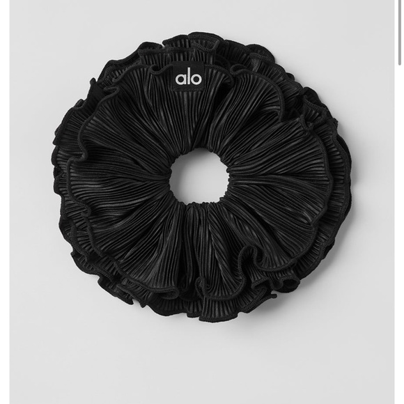 ALO Yoga Accessories - NWT ALO Yoga Black Micro Plisse Scrunchie